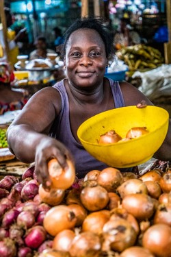 Groenteverkoopster Beatrice aan haar marktkraam CAC-CI-35