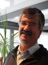 Johan naast plant.JPG